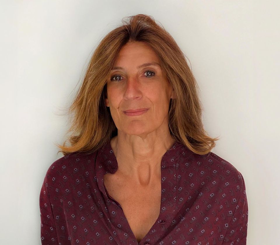 Portret Nathalie Lameyre, ki stoji v svetli sobi