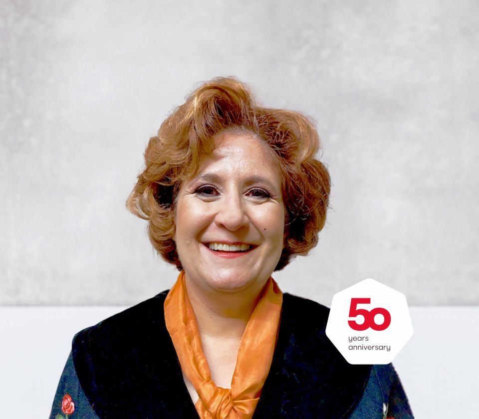 Portret Patrizie Christen, strokovnjakinje za izterjave, EOS Švica, pred svetlim ozadjem