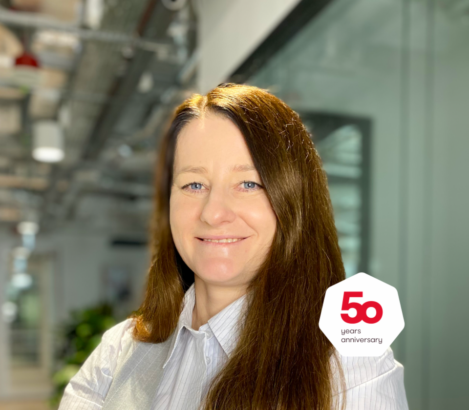 Portret Agnieszke Chromińske, direktorice oddelka za nezavarovane terjatve, EOS Poljska, v pisarniškem kontekstu