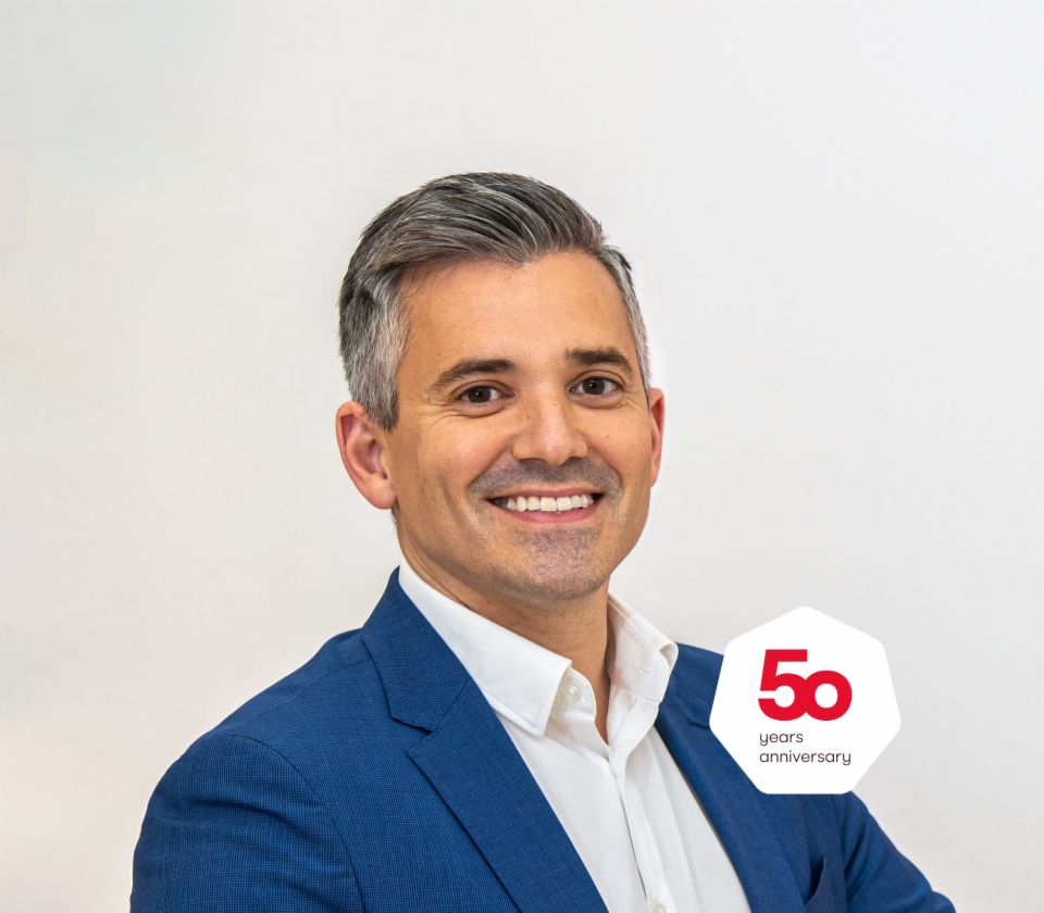 Portret Carlosa Lorenza, direktorja družbe EOS Španija, pred svetlim ozadjem 