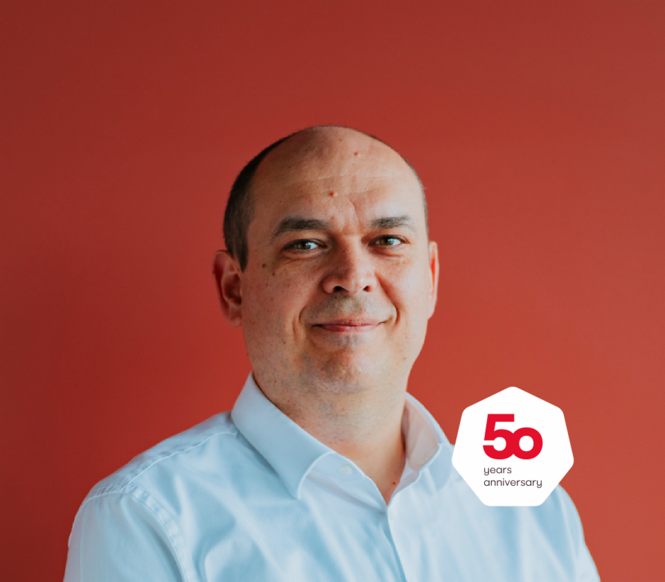 Portret Cristiana Musata, direktorja družbe EOS Technology Solutions, pred rdečim ozadjem