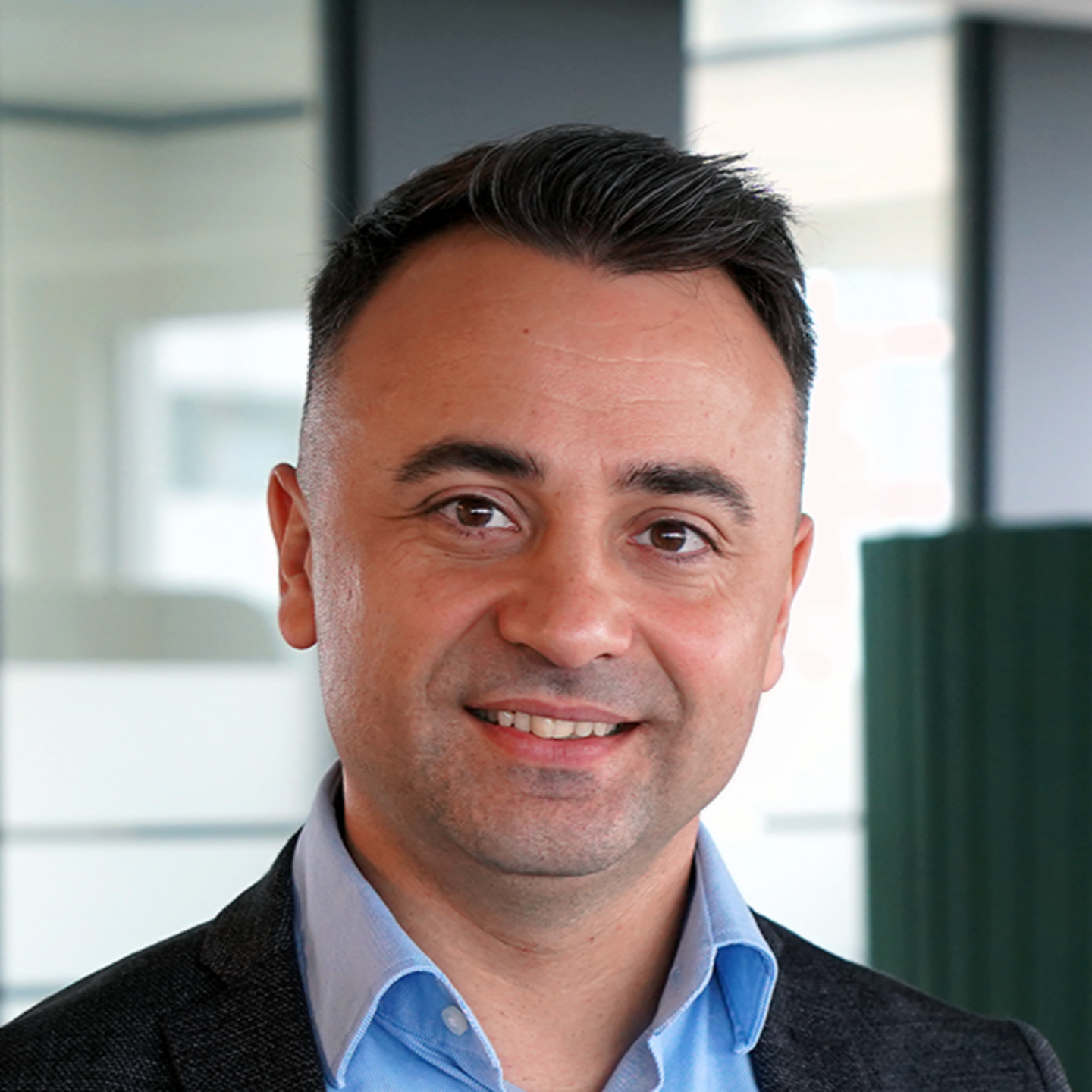 Slika prikazuje portret sogovornika Paula Baltaga, managerja digitalne transformacije v EOS Romuniji.