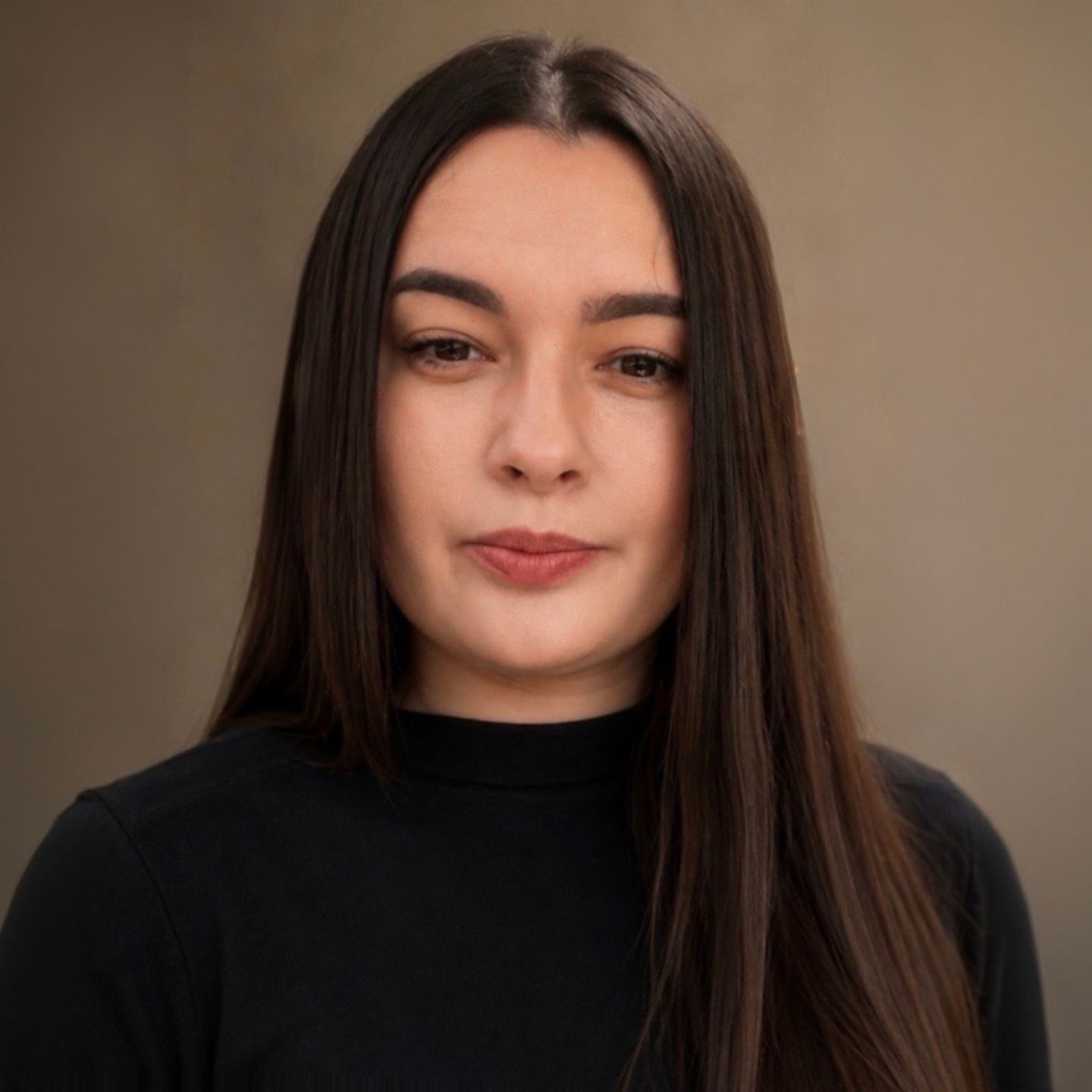 Daniela Moaca, Senior Manager IT pri EOS Romania, portretna fotografija v temnem puloverju z zavihanim ovratnikom.