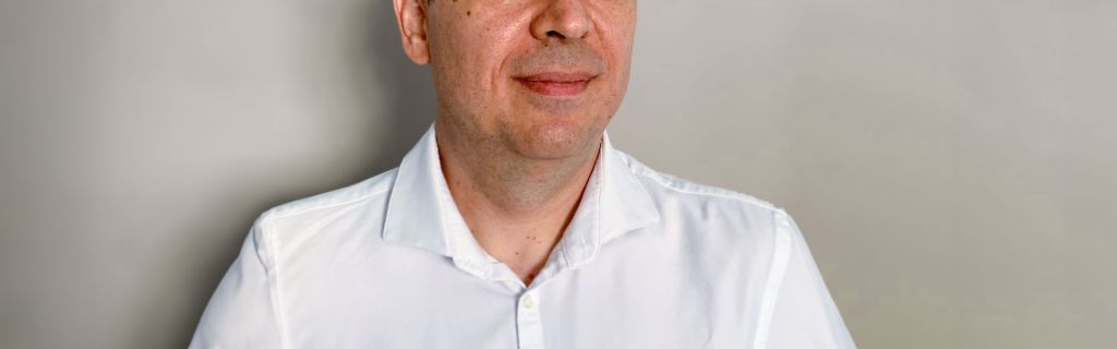 Portret prikazuje Cristiana Musata, generalnega direktorja družbe EOS International BVG in idejnega vodjo projekta Kollecto+.