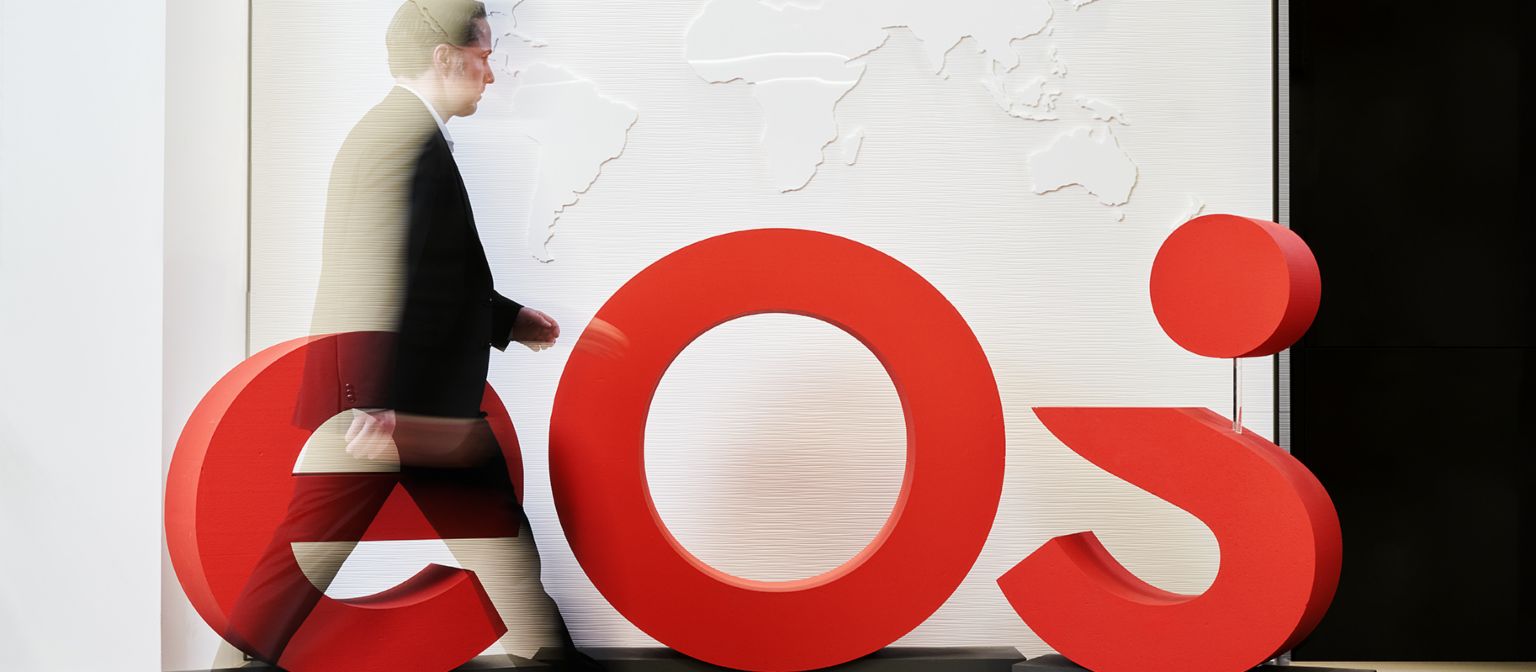 To je nova podoba blagovne znamke skupine EOS: nov logotip krasi avlo sedeža skupine EOS.