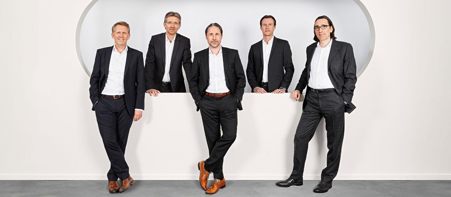 Skupinska fotografija direktorjev Skupine EOS (od leve proti desni) Andreas Kropp (Nemčija), Justus Hecking-Veltman (Oddelek financ), Marwin Ramcke (predsednik vodstva), Carsten Tidow (Vzhodna Evropa) in dr. Andreas Witzig (Zahodna Evropa).