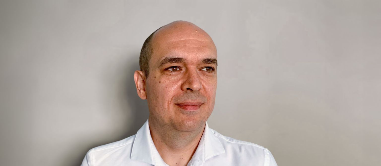 Portret prikazuje Cristiana Musata, generalnega direktorja družbe EOS International BVG in idejnega vodjo projekta Kollecto+.