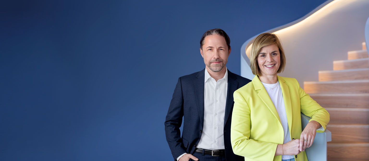 Slika prikazuje Marwina Ramckeja, CEO skupine EOS, in dr. Evo Griewel, CFO skupine EOS, skupaj.