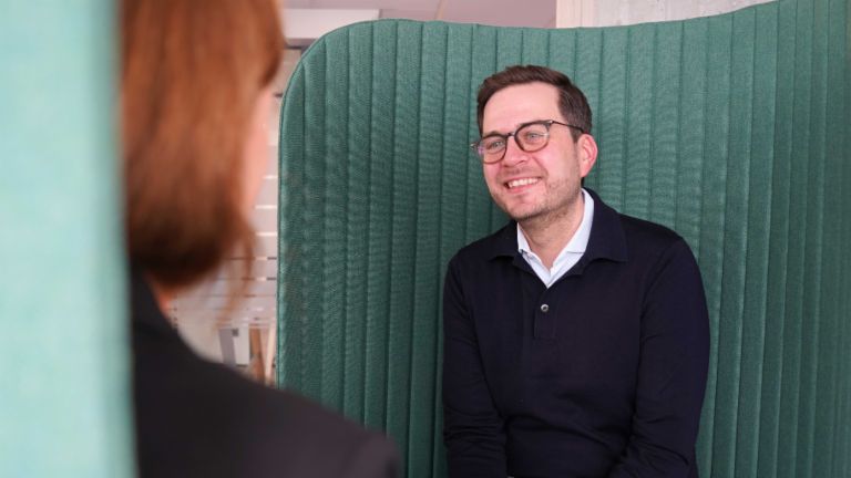Moški v pisarniškem okolju med intervjujem