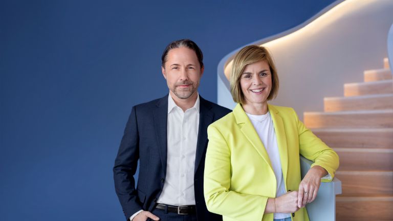 Slika prikazuje Marwina Ramckeja, CEO skupine EOS, in dr. Evo Griewel, CFO skupine EOS, skupaj.