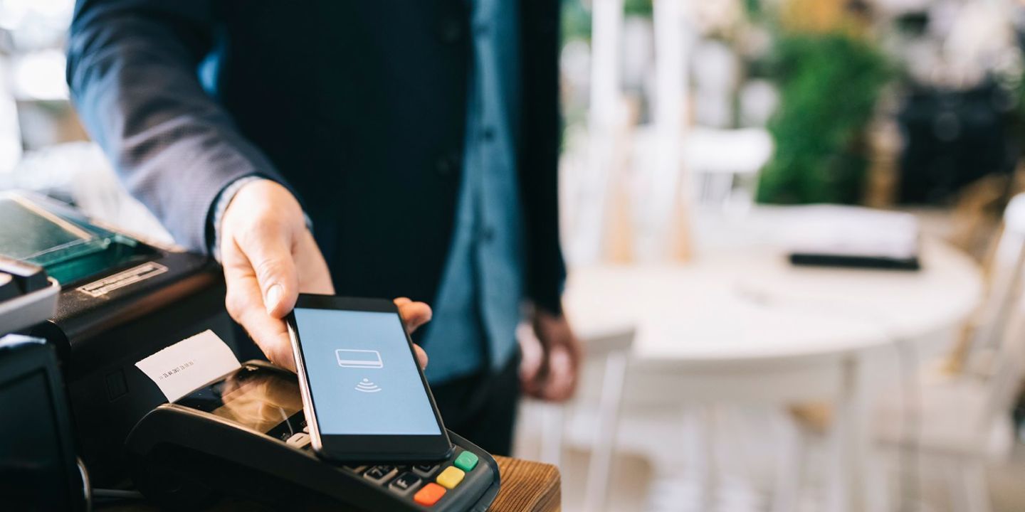 Digitalno plačevanje: mobilni telefon položimo na plačilni terminal 