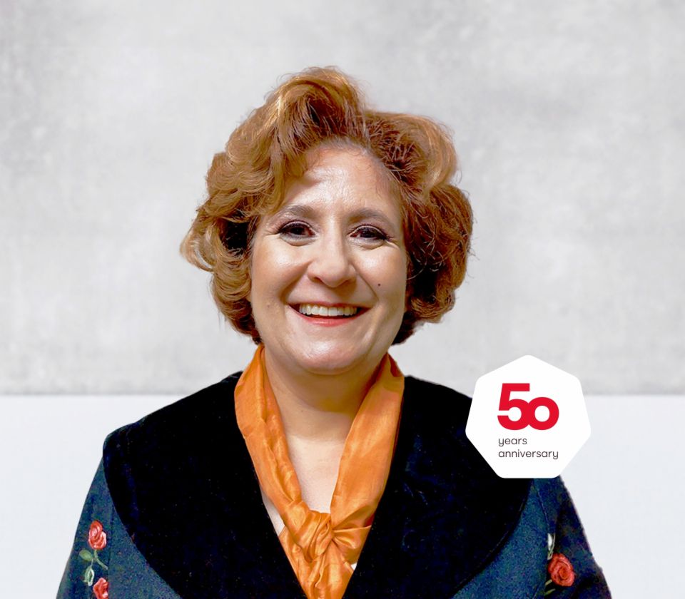 Portret Patrizie Christen, strokovnjakinje za izterjave, EOS Švica, pred svetlim ozadjem