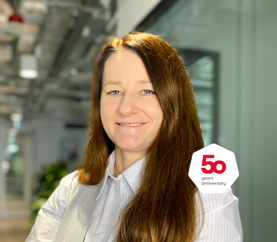 Portret Agnieszke Chromińske, direktorice oddelka za nezavarovane terjatve, EOS Poljska, v pisarniškem kontekstu