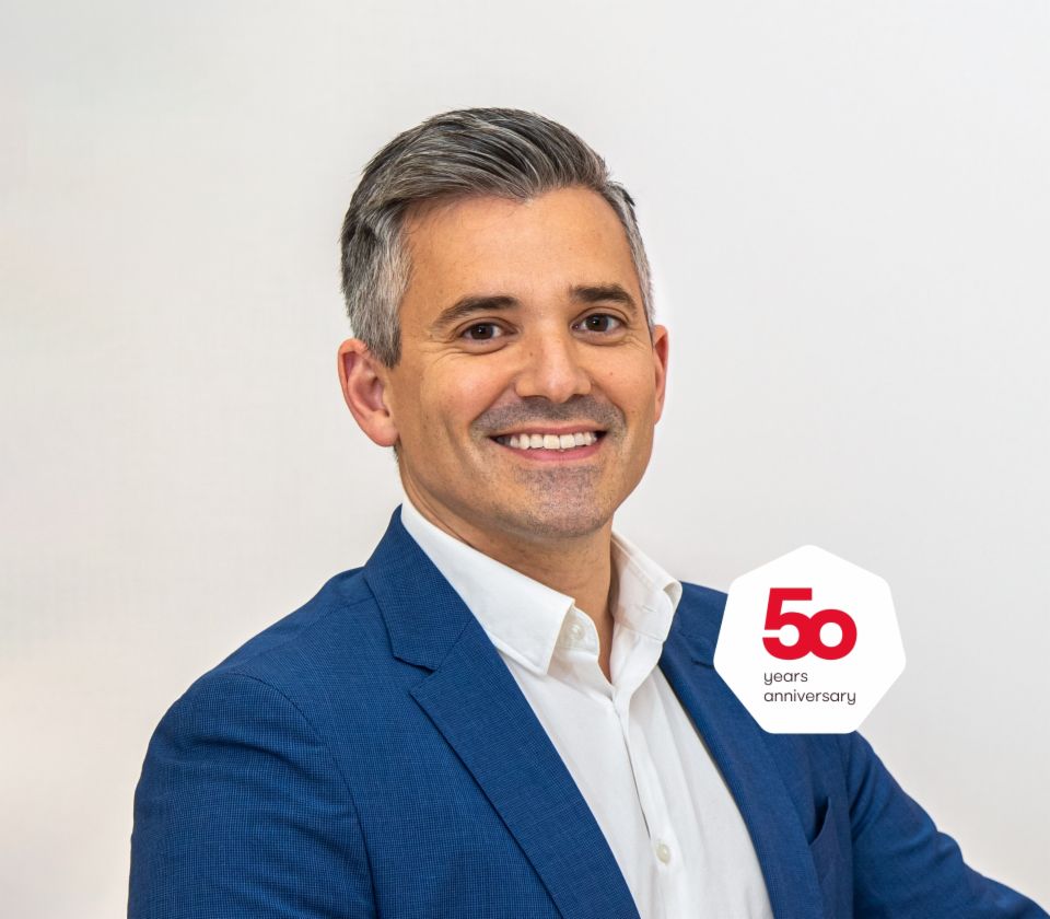 Portret Carlosa Lorenza, direktorja družbe EOS Španija, pred svetlim ozadjem 