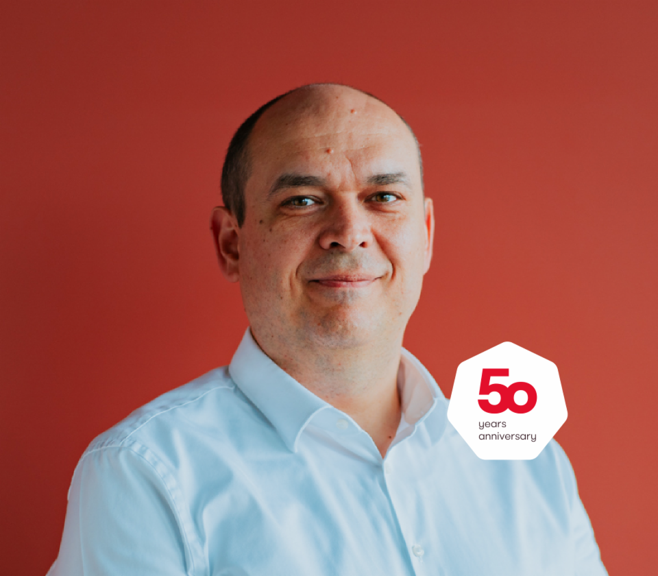 Portret Cristiana Musata, direktorja družbe EOS Technology Solutions, pred rdečim ozadjem