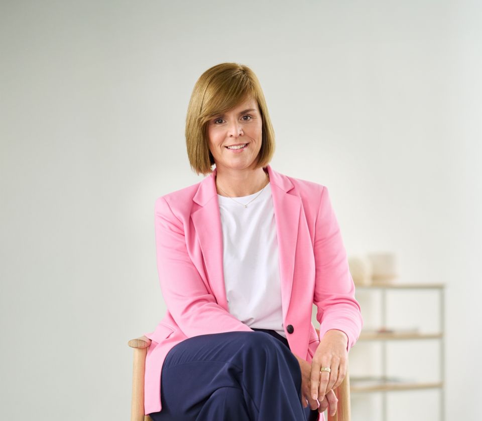 Person, Sitting, Adult, Female, Woman, Face, Head, Smile, Blazer, Formal-Wear