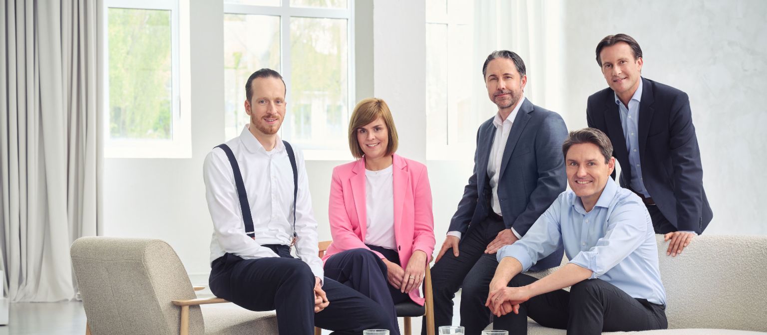 Upravni odbor skupine EOS (od leve proti desni: Sebastian Pollmer, dr. Eva Griewel, Marwin Ramcke, dr. Stephan Ohlmeyer, Carsten Tidow), v svetli sobi, gledajo naravnost v kamero