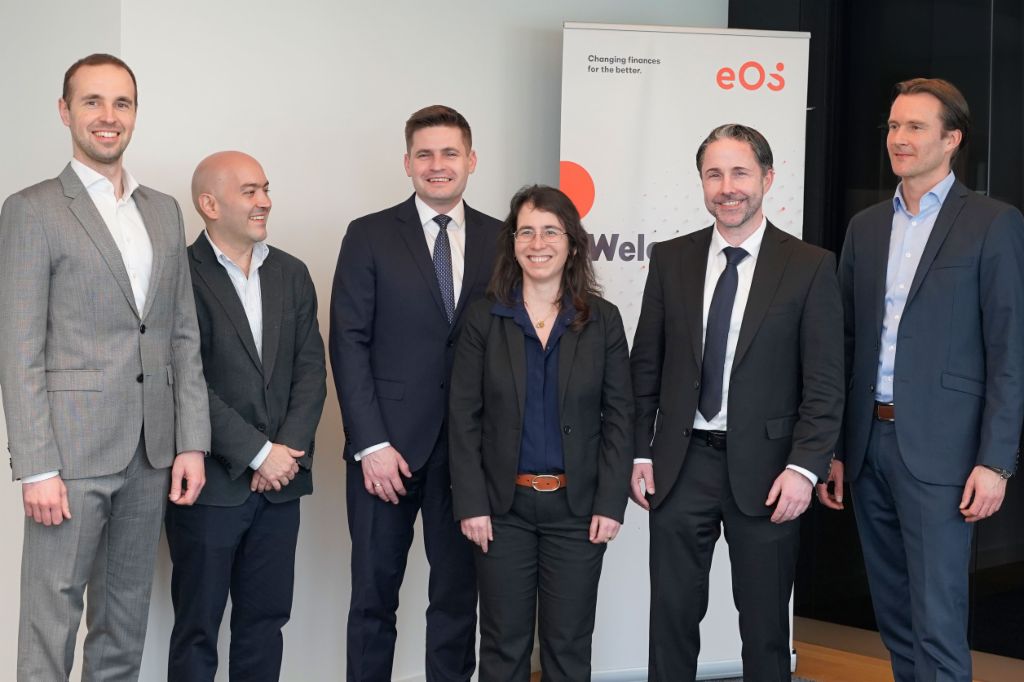Predstavniki IFC so obiskali EOS v Hamburgu, da bi proslavili sodelovanje na poljskem trgu in potrdili zavezanost trajnostnim naložbam (od leve proti desni: Borys Drajczyk, glavni direktor za naložbe in tehnologijo pri EOS Poljska, Marcos Gomez Sierra, industrijski specialist za naložbe v problematična sredstva pri IFC - Mednarodna finančna korporacija, Dariusz Petynka, generalni direktor EOS Poljska, Ariane di Iorio, globalna vodja naložb v problematična sredstva pri IFC, Marwin Ramcke, izvršni direktor skupine EOS, Carsten Tidow, generalni direktor skupine EOS, odgovoren za regijo vzhodne Evrope)
