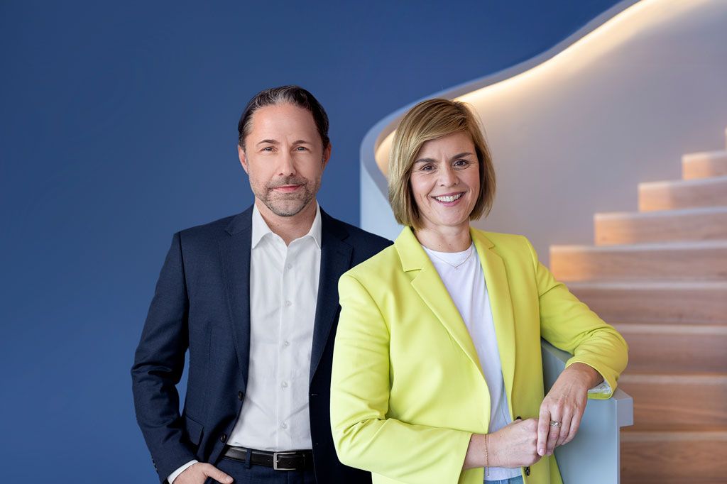Slika prikazuje Marwina Ramckeja, CEO skupine EOS, in dr. Evo Griewel, CFO skupine EOS, skupaj.