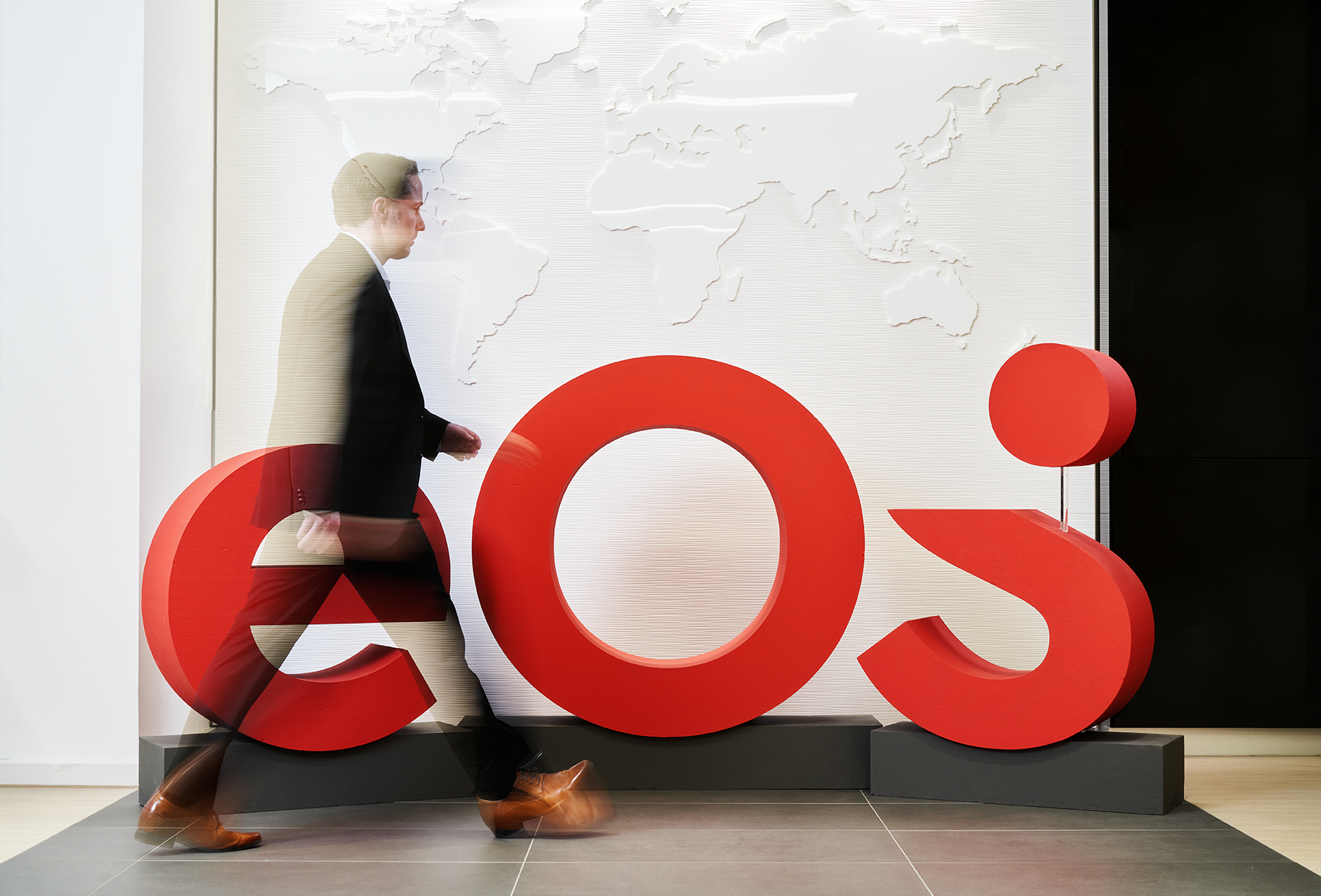 To je nova podoba blagovne znamke skupine EOS: nov logotip krasi avlo sedeža skupine EOS.